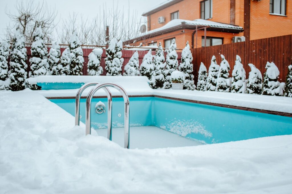 مزایای بازسازی استخر در زمستان